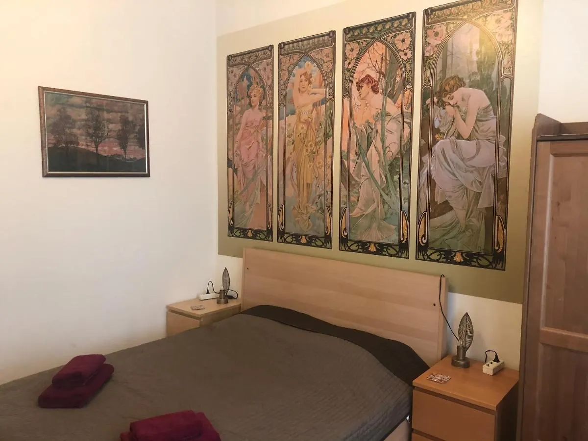 Central & Classic In Vienna Apartment