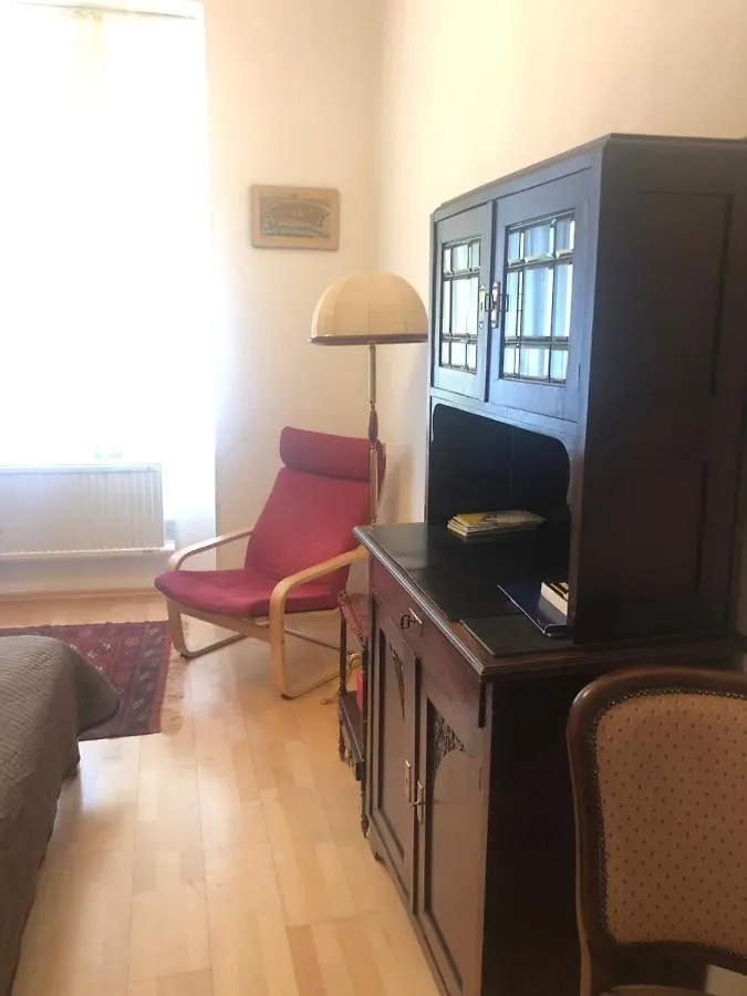 Central & Classic In Vienna Apartment