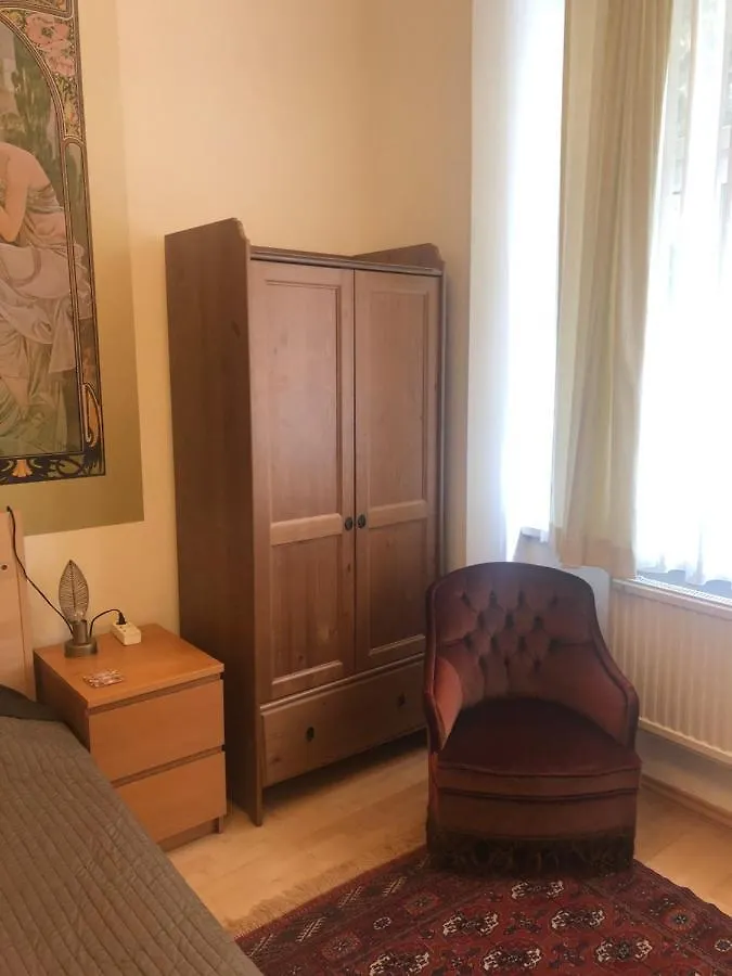 Central & Classic In Vienna Apartment